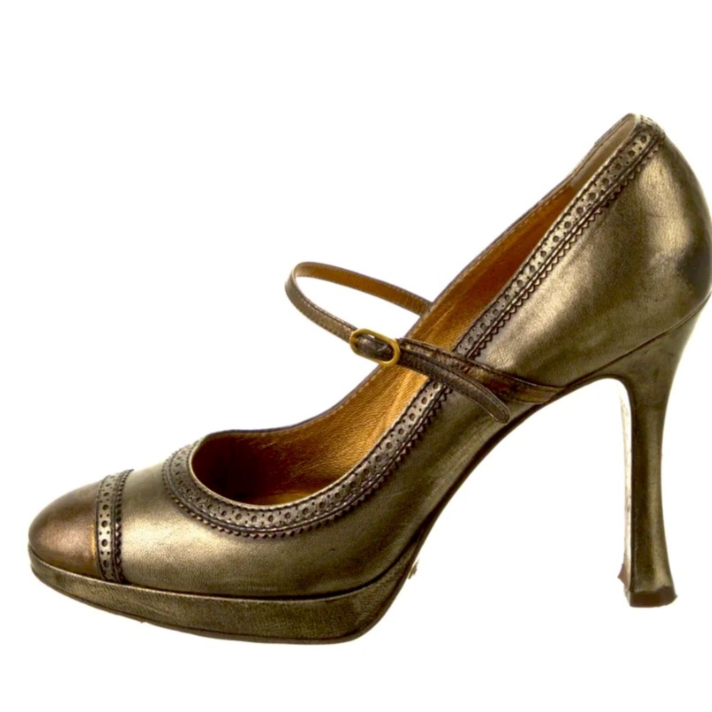 DOLCE & GABBANA
Leather Distressed Accents Pumps